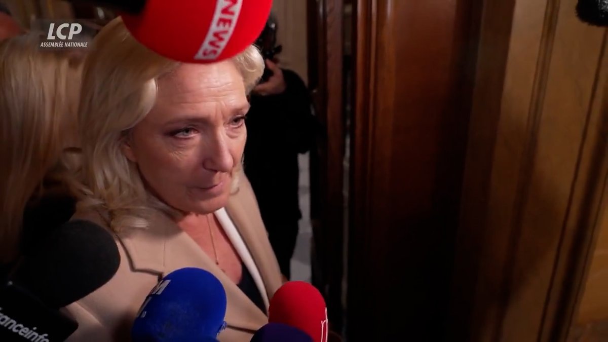 Dans la Constitution européenne, il y avait le drapeau européen, il y avait l'hymne. Elle a été rejetée par référendum. Rien ne prévoit aujourd'hui le déploiement du drapeau européen sur les mairies.