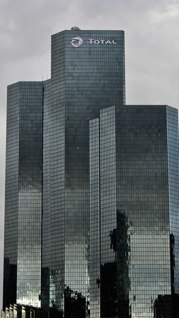 Totalenergies a fait le coup du siècle 🛢️ Selon le Financial Times, en anticipant la flambée des prix du pétrole via des achats stratégiques, le groupe aurait généré plus de 1 milliard de dollars de gains. 🎙️Elyne Le Faou