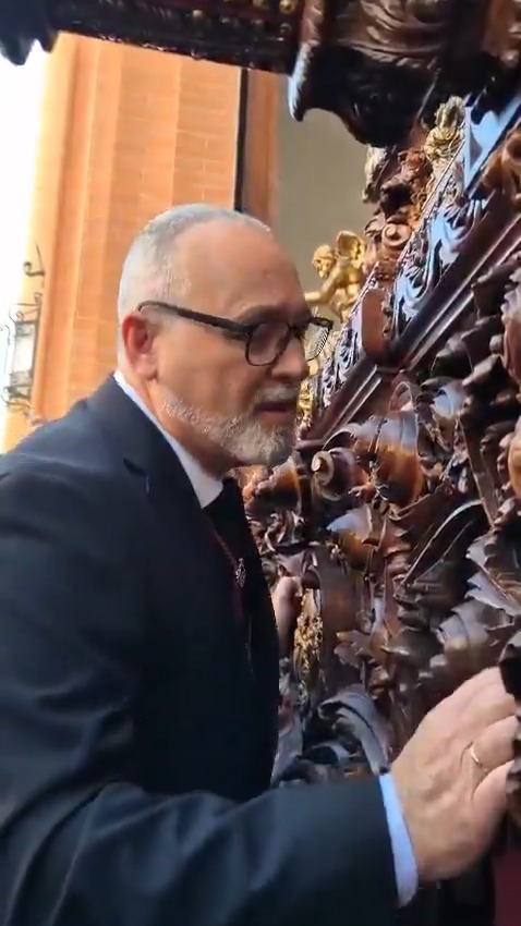 Por las víctimas del accidente ferroviario de Adamuz y por todo el pueblo andaluz. Emotiva salida del Señor de la Humildad de la Hermandad de Dolores del Cerro a la calle. Todo el barrio con sus titulares.