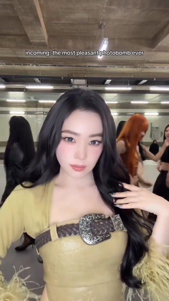 IRENE WITH HER GIRLS 😍