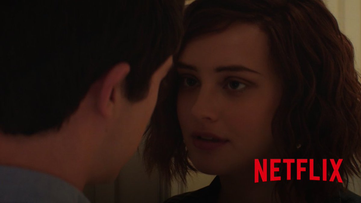 selena compro los derechos del libro fue productora y nos dió un soundtrack hermoso, aún así solo la ví una vez hicieron un trabajo increíble porque veo estas imágenes y me sigue doliendo la historia de hannah baker
