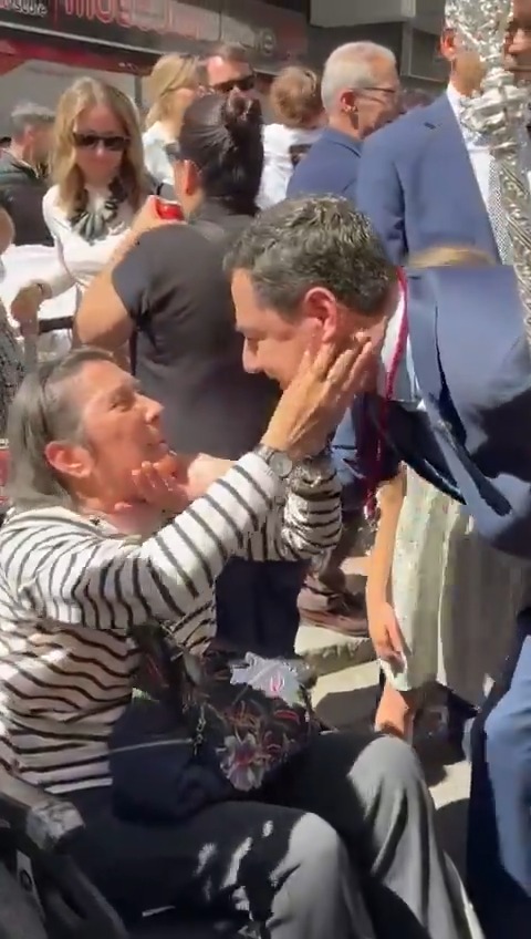 La devoción a la Virgen de los Dolores en el Cerro del Águila cumple 100 años. Un orgullo compartir este Martes Santo con los vecinos por las calles del barrio. ¡Gracias por el cariño y la amabilidad de Dolores del Cerro! Disfrutemos de nuestra Semana Santa y su buen ambiente.