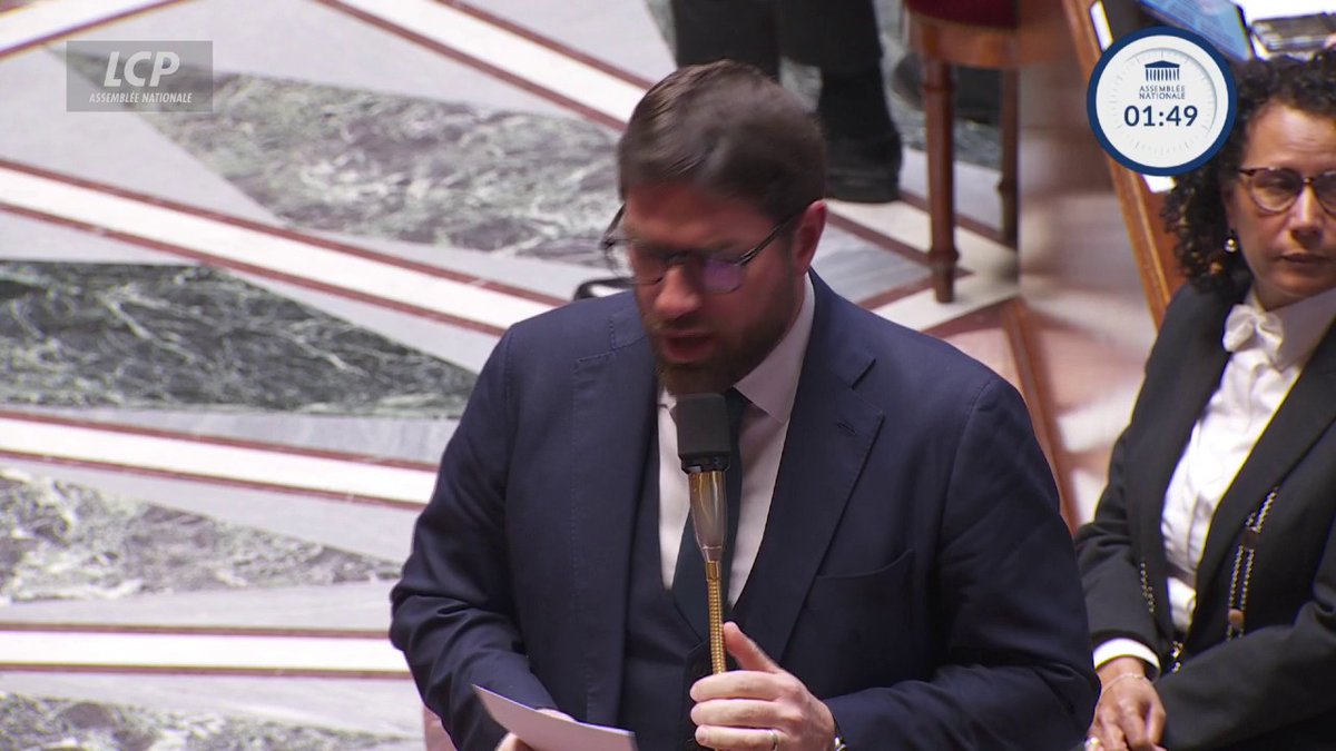 "Vous nous coupez l'envie de vous répondre quand vous vous permettez de nous traiter de racistes", réagit Vincent Jeanbrun. "Et vous vous étonnez de l'hystérisation du débat politique, vous vous étonnez des violences ! Honte à vous, ce qui est excessif est insignifiant". #QAG