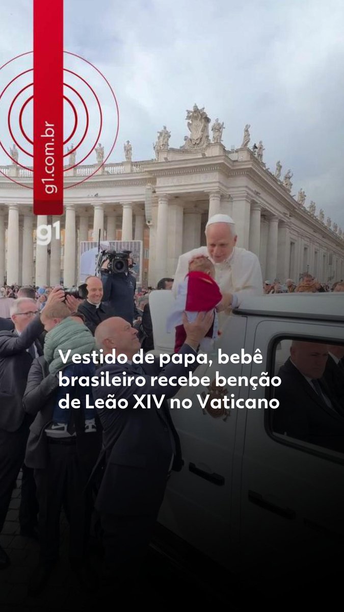 Vestido de papa, bebê brasileiro recebe benção de Leão XIV no Vaticano #g1