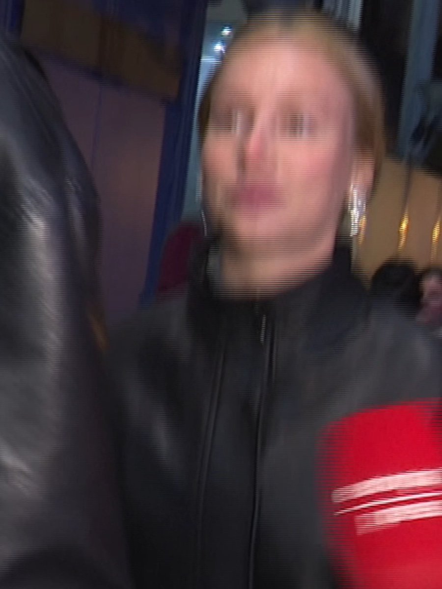 ¡ESA SONRISA NO MIENTE! 😏 Así reaccionó Ester Expósito cuando le preguntaron acerca de Mbappé 👀 (vía revista_hola)