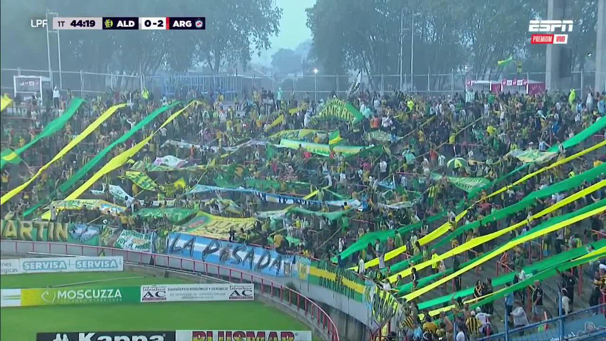 🔥🤷🏻♂️ Martes laboral. 14hs. El equipo perdiendo 0-2 en el primer tiempo sin haber ganado un solo partido en lo que va del torneo. Se larga el diluvio y así reacciona la gente de Aldosivi. Fútbol argentino.