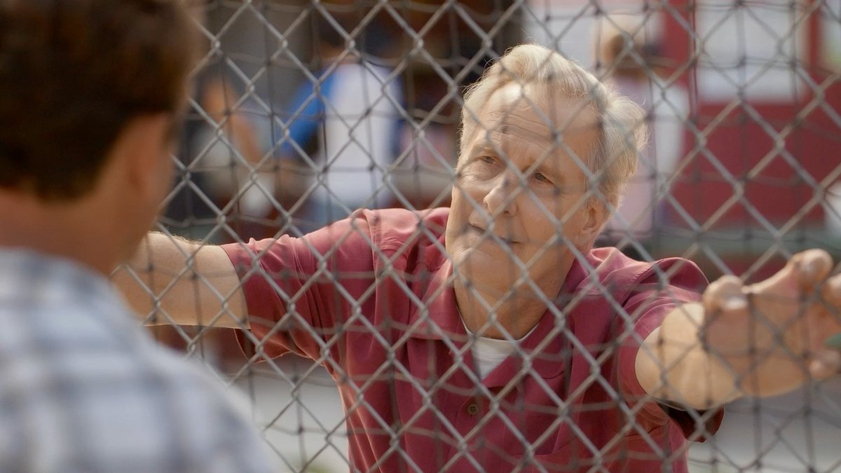Jason Segel has a heart-to-heart with Jeff Daniels in this exclusive clip from the new episode of #Shrinking. Streaming tonight on Apple TV.