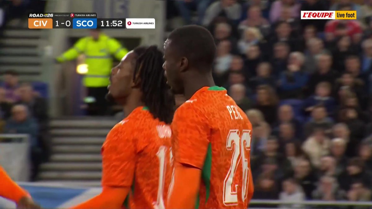 🚨 𝗡𝗜𝗖𝗢𝗟𝗔𝗦 𝗣𝗘𝗣𝗘 🇨🇮 𝗕𝗨𝗧𝗘𝗨𝗥 𝗔𝗩𝗘𝗖 𝗟𝗔 𝗖𝗢̂𝗧𝗘 𝗗’𝗜𝗩𝗢𝗜𝗥𝗘 face à l’Ecosse. ⚽️ Elye Wahi touche le poteau d’abord. 🎥 L'Équipe