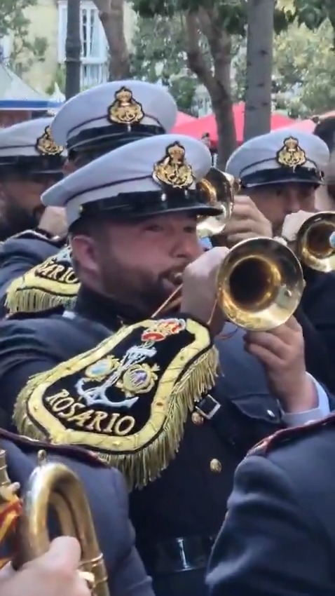 Los vellos de punta. Impresionante una vez más Rosario de Cádiz. Nuestra admiración y todo nuestro reconocimiento a las bandas de música que embellecen aún más nuestra Semana Santa. Martes Santo con la Archicofradía de Columna, Cádiz y Hermandad Jesús Caído Cádiz.