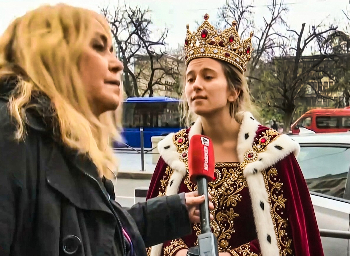 -Ja osuđujem vas! -Kako se zoveš ti? -Ma šta te boli kurac kako se ja zovem, ja osuđujem vas! -Šta me boli..? -Kuraccc!