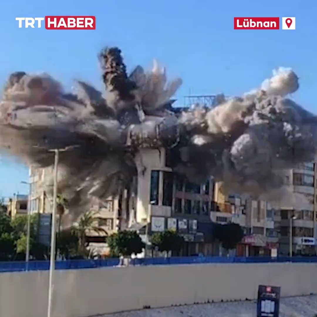 İşgalci İsrail, Lübnan'da bir binayı bombaladı.