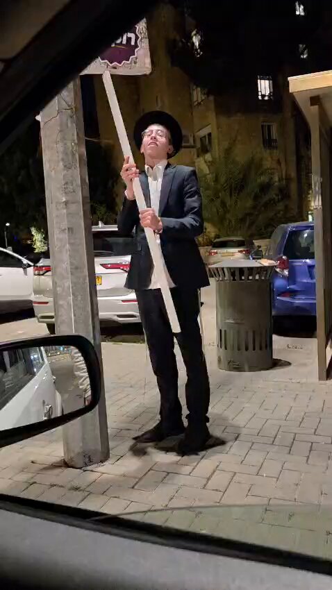 הפסקה מתודית לרגע מסערת חנה׳לה, נאור נרקיס ועלון השבת: מתנדבים שלי שלחו לי עכשיו מירושלים (גבעה צרפתית) חרדים תוקפניים מחריבים עוד שלט עם פנים של אישה. כמובן, אנחנו בכלל לא איראן, נשים פה הן לגמרי חופשיות להיראות ולנכוח במרחב הציבורי.
