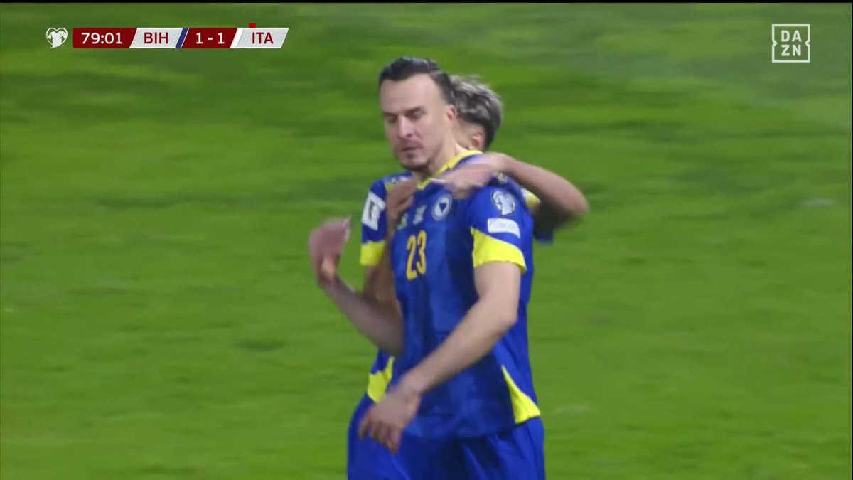 執念でねじ込んだ ジェコの折り返しを最後はタバコヴィッチ！ 🇧🇦ボスニア・ヘルツェゴビナが 数的有利を活かし同点に追いつく⚡️ 🏆W杯欧州予選プレーオフ決勝 🆚ボスニア・ヘルツェゴビナ×イタリア 📺DAZN ライブ配信中 #だったらDAZN #イングランド戦の真裏