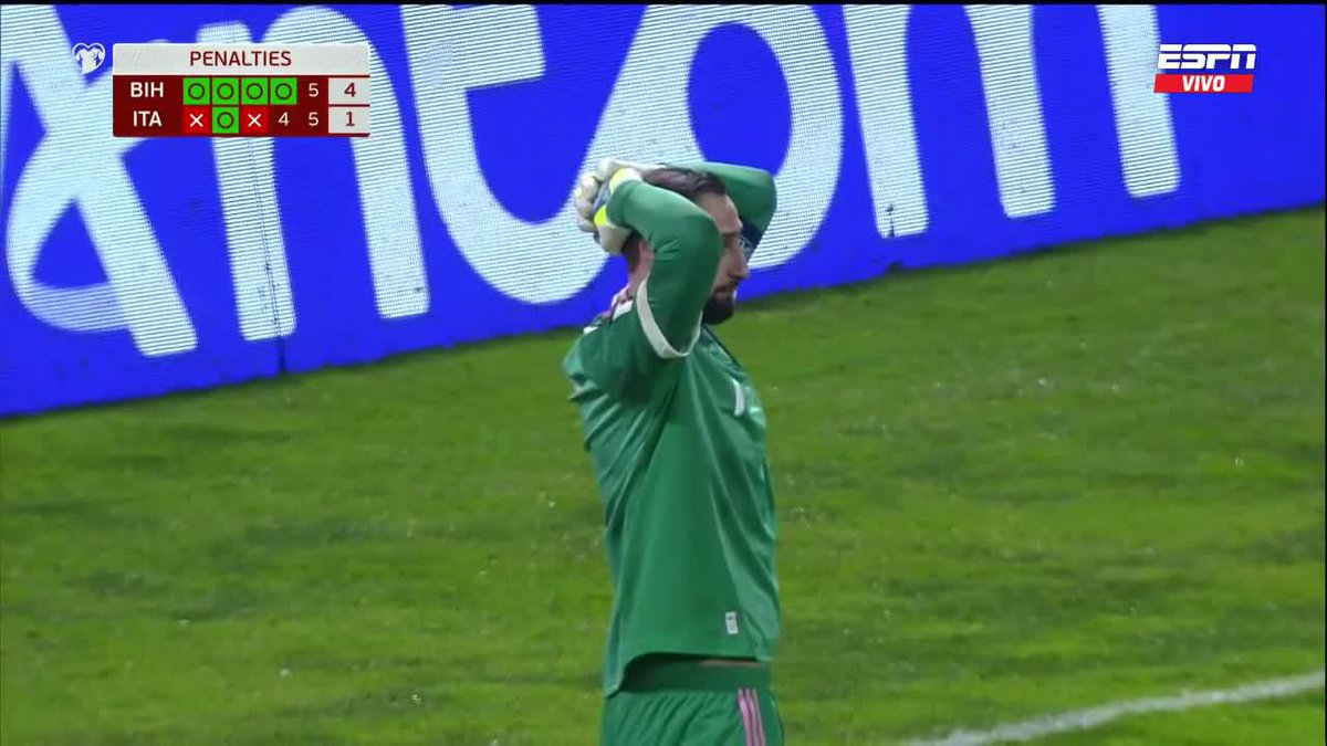 Momento histórico. Bosnia clasificado. Italia afuera. Se mueve la cámara junto a todo el estadio. Los bosnios, en una corrida de gloria. Donnarumma, incrédulo, agarrándose la cabeza. Los italianos, derrotados en mira de cancha. La Copa del Mundo.
