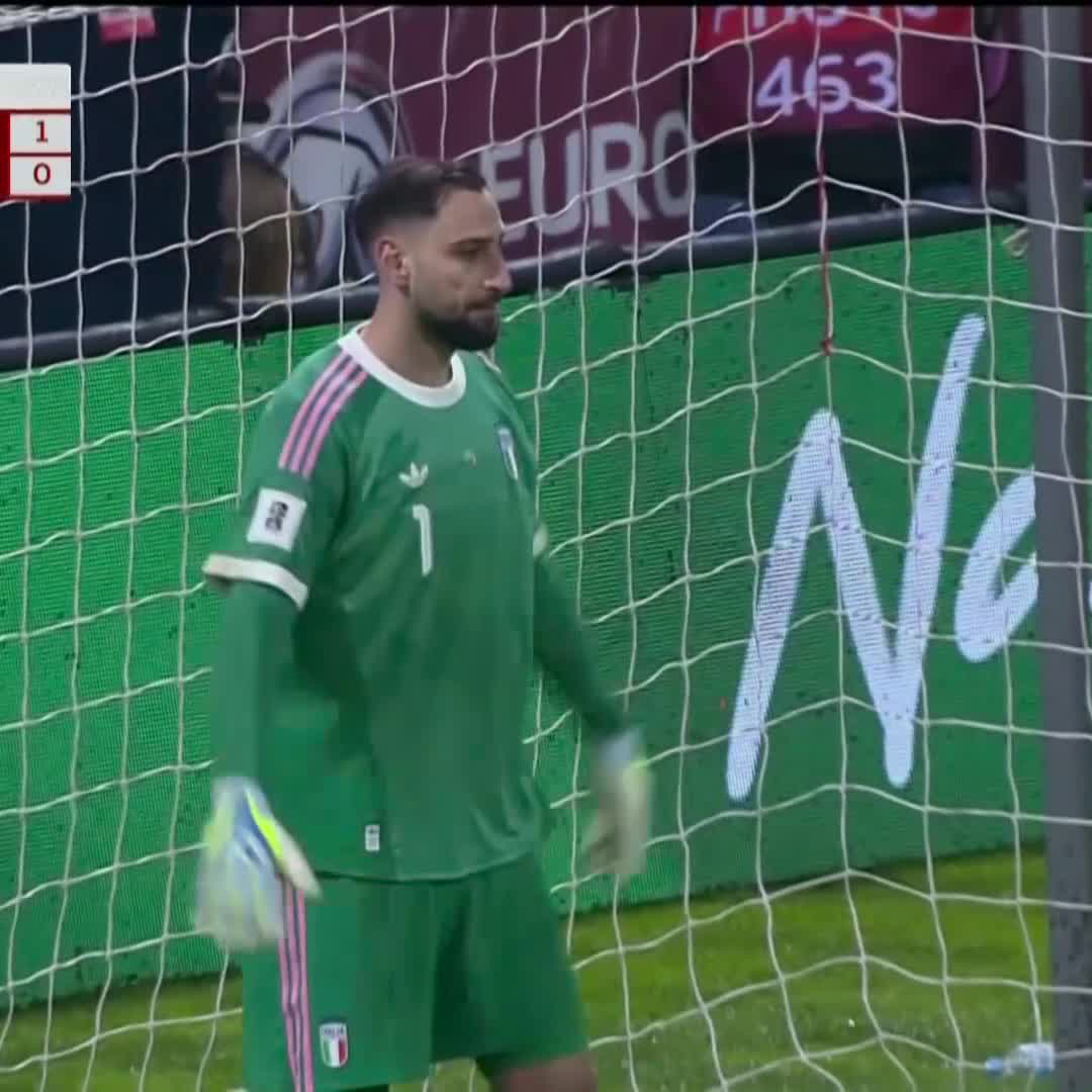 Donnarumma zerreißt den Elfer-Spickzettel von Vasilj. 😂 Unsportlich oder clever? 🤔 Halten musste Vasilj aber sowieso nicht, denn die verschossenen Elfer gingen übers Tor und an die Latte. ❌ #DAZNmoment #EuropeanQualifiers