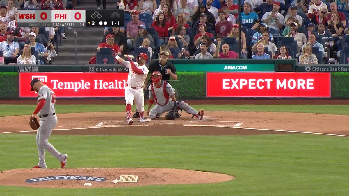 Kyle Schwarber off the facing of the second deck 💥