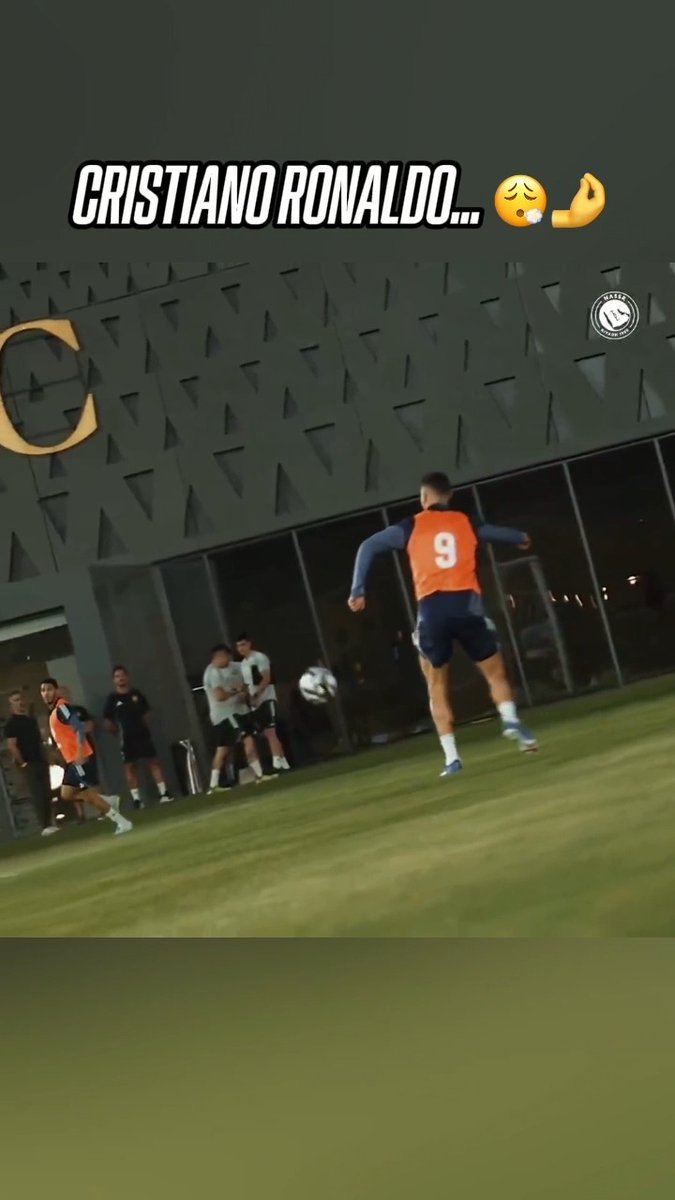 Cristiano Ronaldo divirtiéndose en los entrenamientos del Al Nassr 😏👌 Vía: X / AlNassrFC
