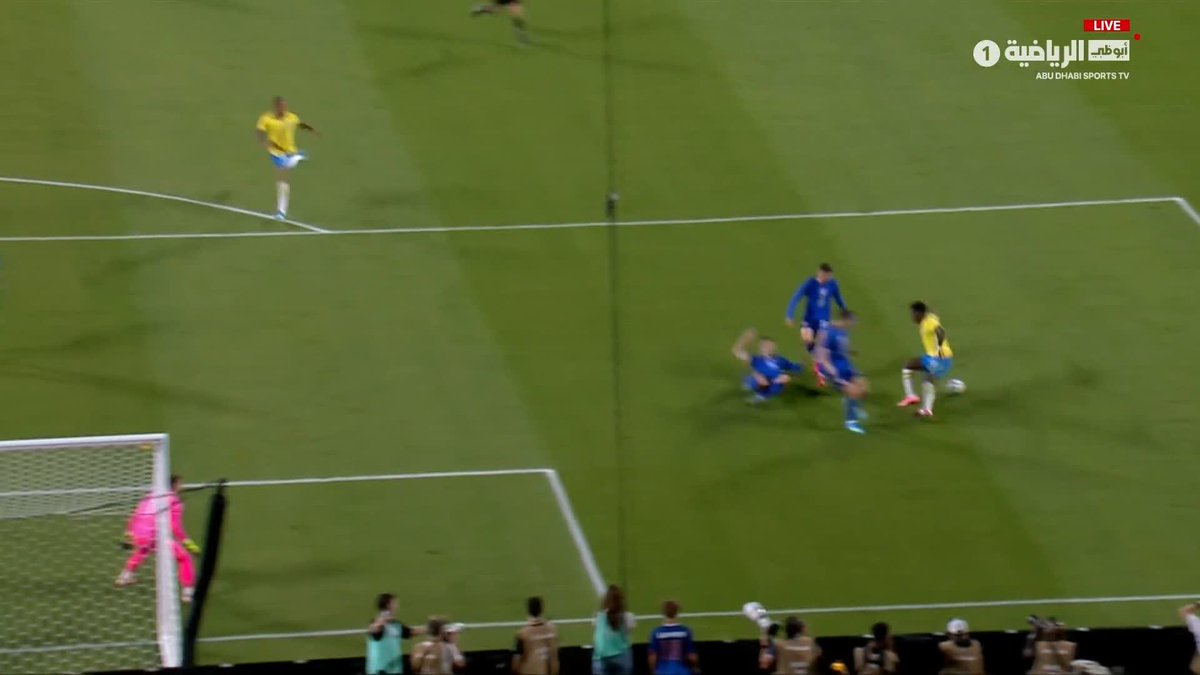 شاهد ما فعله فينيسيوس جونيور في الـهدف! 🤯🇧🇷