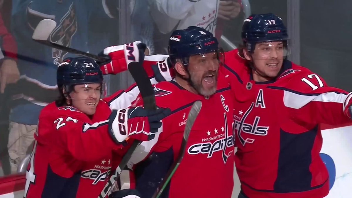 OVI DIVING GOAL 🔥🔥 His second goal of the night and 31st on the season 👏