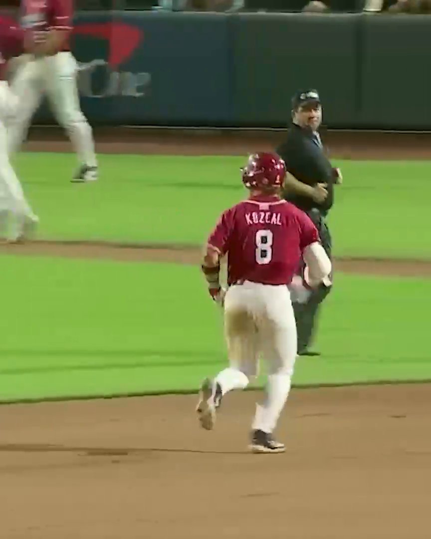 RAZORBACKS GRAND SLAM 🚨 Camden Kozeal crushed that ball 😤 Arkansas Baseball