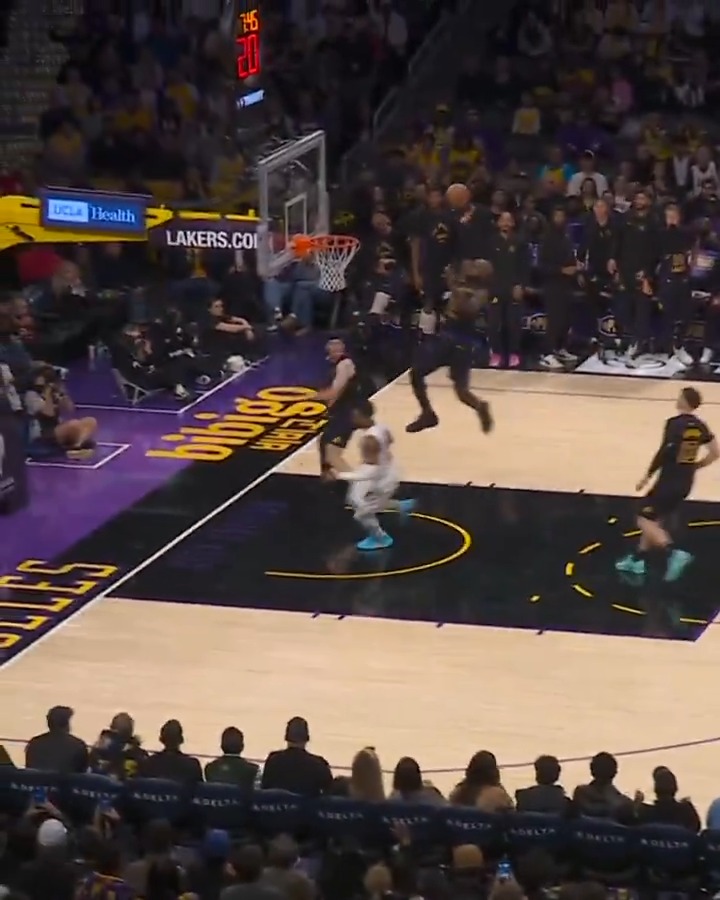 SHOWTIME LAKERS 🤯🔥 REAVES LOB TO LEBRON.