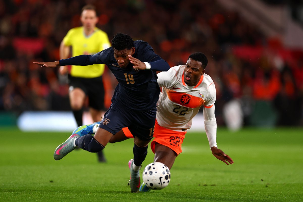 Terecht rood voor Denzel Dumfries? 🤔 #ZiggoSport #NEDECU #Oranje
