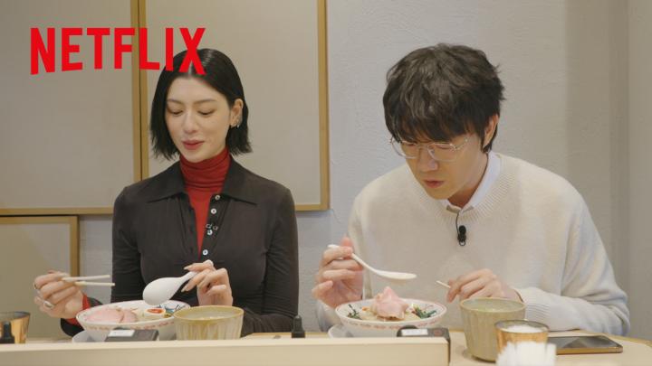 シーズン5、シギョンの新たな相棒として三吉彩花が登場！ 訪れた東京・小川町の「つけめん金龍」では、"鰹昆布水つけ麺"を2人で堪能。 まずは、美味しいスープと麺をそのまま味わうのがオススメとのこと🍜 #隣の国のグルメイト #KfoodiemeetsJfoodie