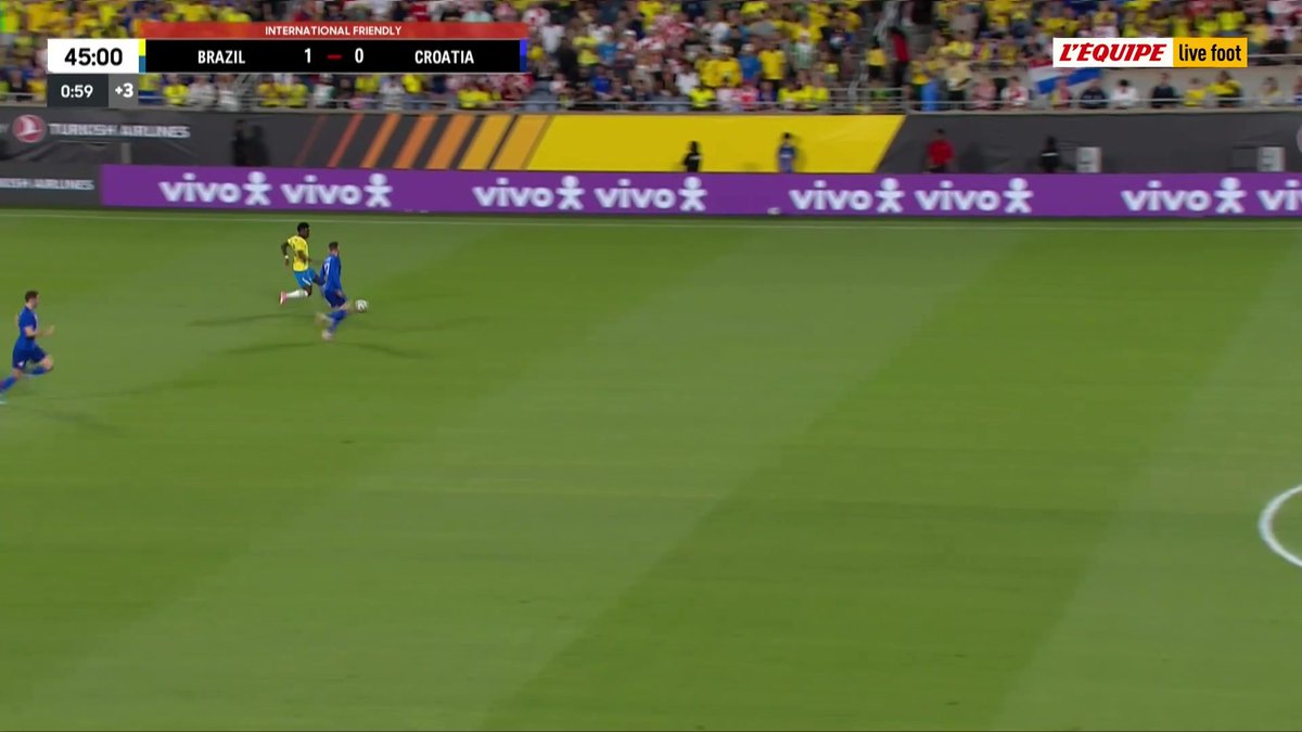 Superbe contre-attaque lancée par Vinicius qui offre une passe décisive à Danilo Santos !