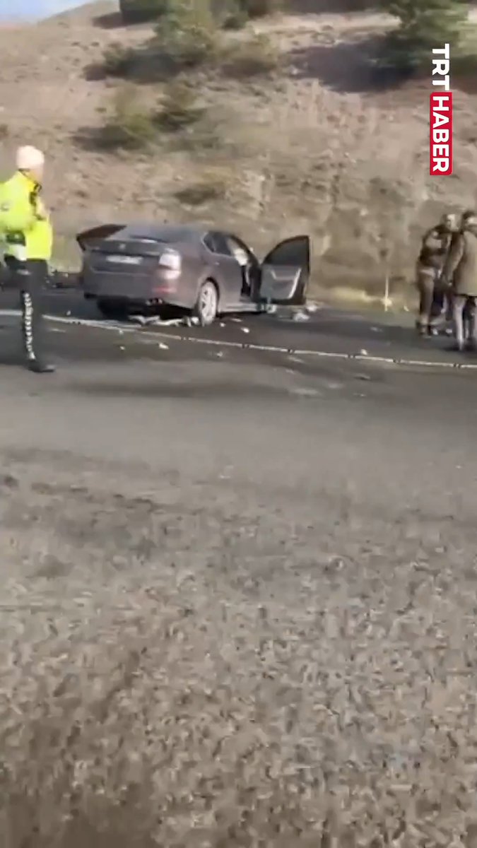 Ankara Kuzey Çevre Yolu'nda bir otomobilin, ters yönden gelen otomobille çarpışması sonucu 5 kişi hayatını kaybetti.