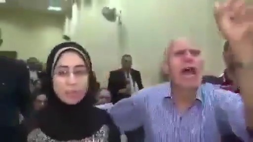 دخلت معيدة - نابغة فى تخصصها - قاعة المحكمة تحكي قصتها "أنا الأولى على دفعتي… امتياز مع مرتبة الشرف وحصلت على الماجستير وكان المفروض أترقى لكن المشرف رفض ورئيس الجامعة وافق ورفضوا حتى أسجل دكتوراه" هذه الواقعة متكررة كثيرا لكن هذه المعيدة وضعتها العناية الإلهية امام قاض عادل.