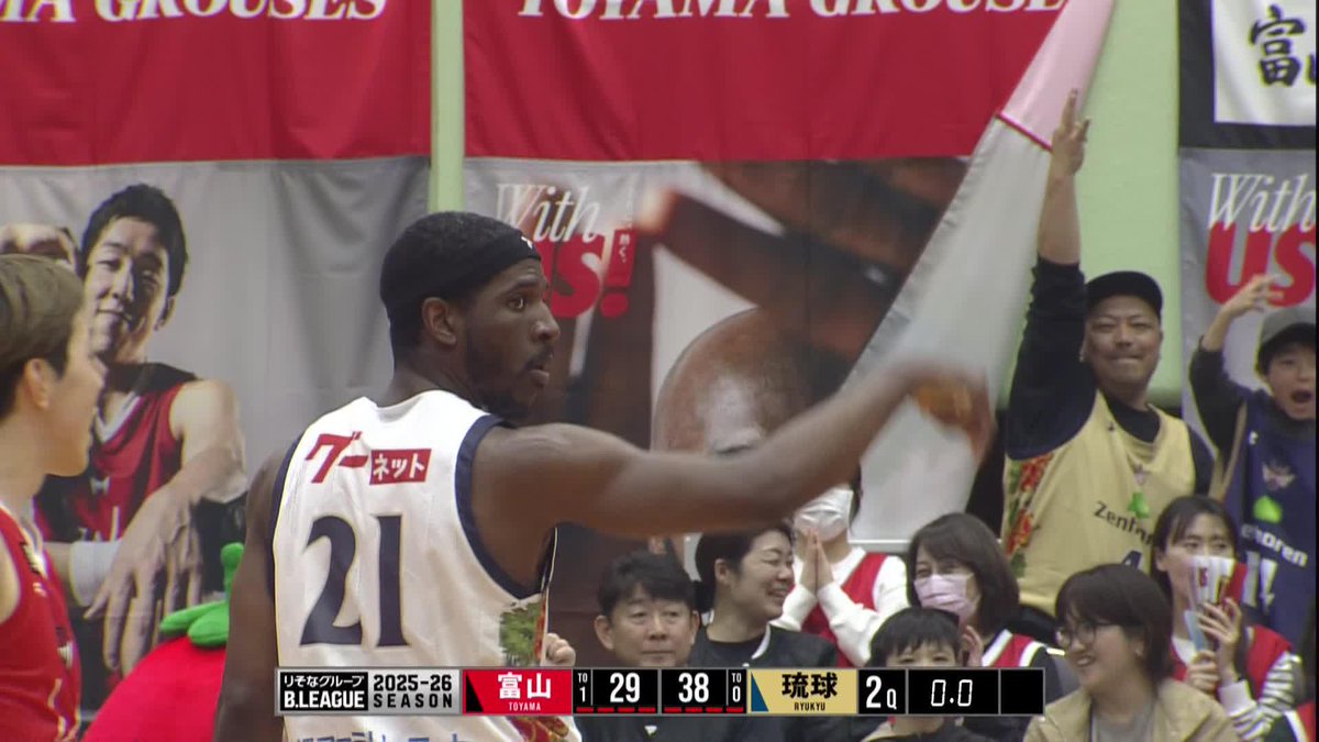 ドヤ顔からのニヤリ☺️ 琉球#21 ドットソンのブザビスリー！ 琉球ゴールデンキングス公式 📡バスケットLIVEで生配信中 #Bリーグ #りそなグループ