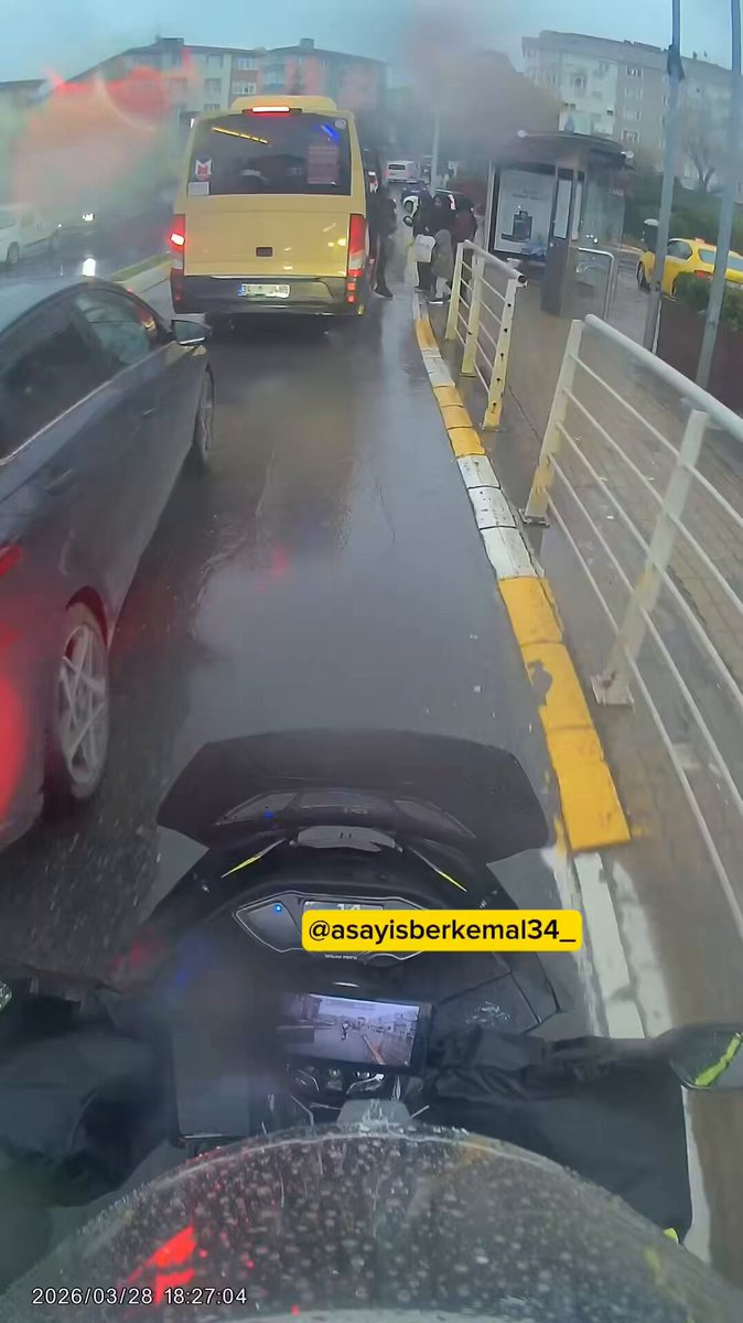 İstanbul’da bir otomobil sürücüsü aradan geçmeye çalışan motosikletli ile tartışıp küfürler edip tehdit etti. + or*** çocuğu - bak anama küfür etme