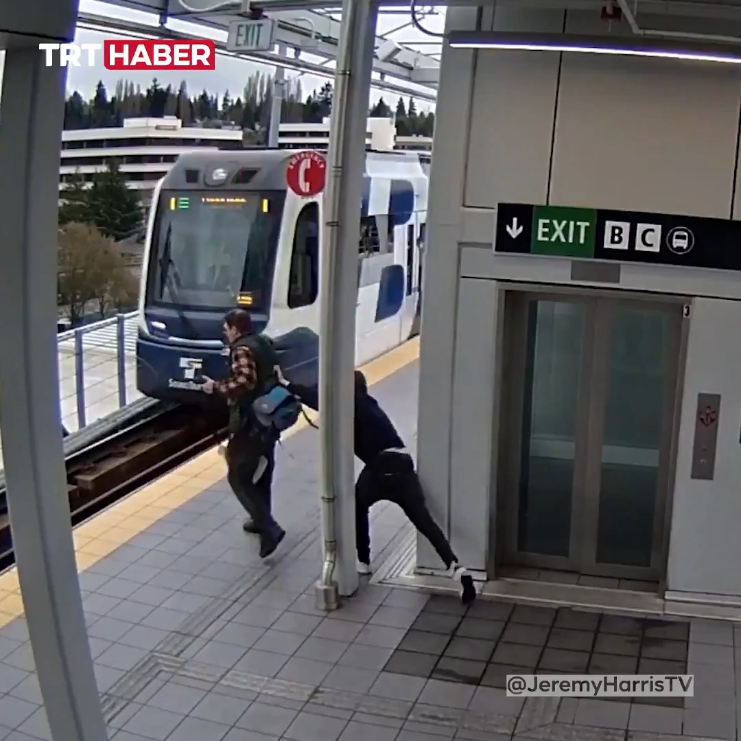 ABD’de bir kişi, metro peronunda bekleyen yolcuyu raylara itmeye çalıştı.