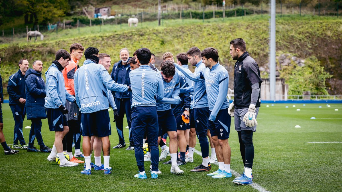 ⚠️ Matarazzo tira de Ibai Aguirre porque Gorrotxategi sigue fuera a dos días del Levante. 🔍 No es un gesto menor: la medular sigue en cuadro y su reaparición ya entra en seria duda. 🏡 Aramburu y Jon Martín, de vuelta. 📻 #DeportesCOPEGipuzkoa