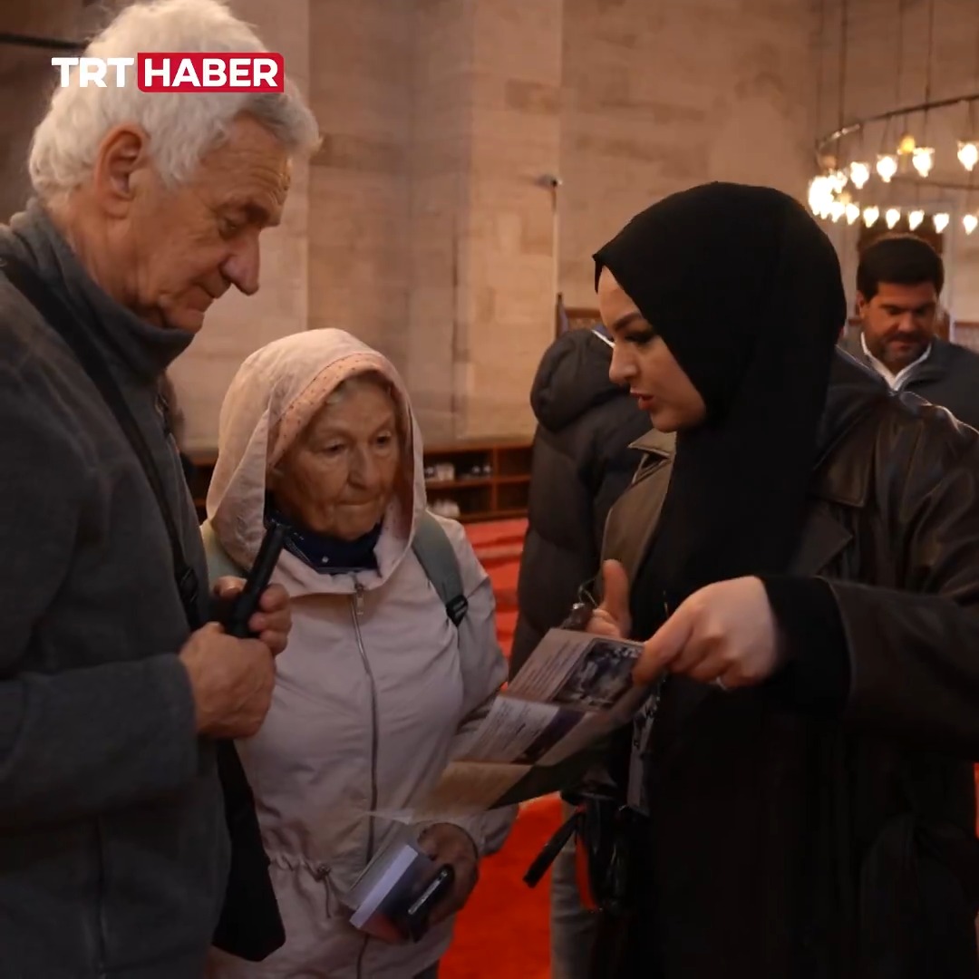 Moldovalı avukat Elena'nın hayatı Filistin ziyaretinde kurduğu diyalogla değişti. Müslüman olmaya karar veren Elena, çevresini de etkiledi... Genç kadın şimdi Süleymaniye Camii'nde turistlere İslam'ı anlatıyor. 📌“Ezanı her duyduğumda ağlıyorum.”