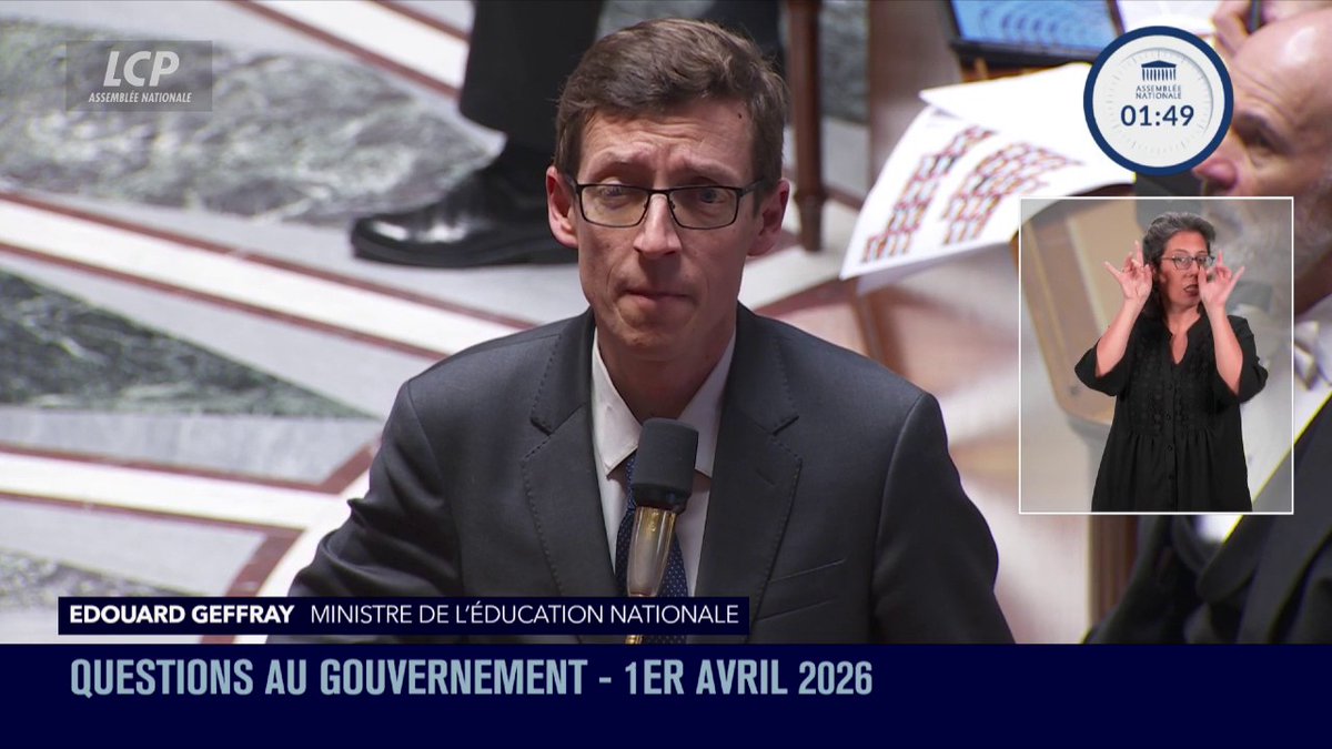 "Il va falloir que collectivement, on arrive à sortir d'un déni démographique", déclare Édouard Geffray. "Nous aurons perdu deux millions d'élèves dans le système éducatif d'ici 15 ans, nous aurons 20 à 25% d'élèves en moins". #QAG #DirectAN