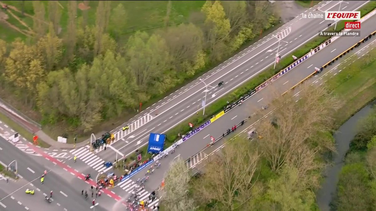 😱 MAIS QUEL FINAL SUR À TRAVERS LA FLANDRE ! Wout Van Aert a cru décrocher la victoire après avoir attaqué à 40 kilomètres de l'arrivée, mais Filippo Ganna est venu rattraper le Belge dans la dernière ligne droite pour s'imposer ! #lequipeVELO