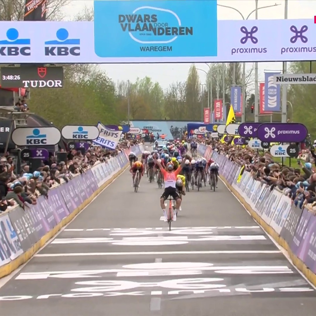 Un final incroyable sur A Travers la Flandre: sorti à plus de 40km dans l'Eikenberg, Wout van Aert a été repris à près de 100m par Filippo Ganna. L'Italien, qui avait cassé son guidon dans ce même Eikenberg, s'offre sa première classique WorldTour. #DDV26