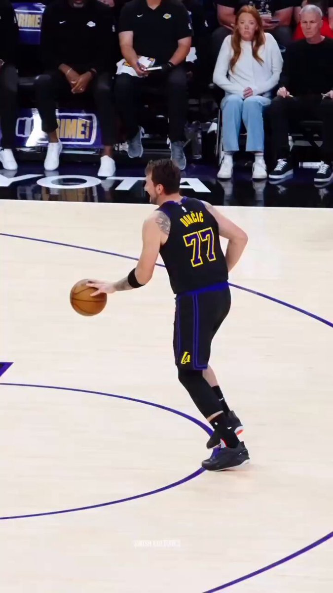 O Luka Doncic felizão que ia enterrar e olha a cara do Austin Reaves KKKKKKKKKKKKKKKKKKKKKMMMK Os caras tão em uma competição pra ver quem termina a temporada com mais enterradas 😭😭🤣🤣🤣🤣🤣🤣