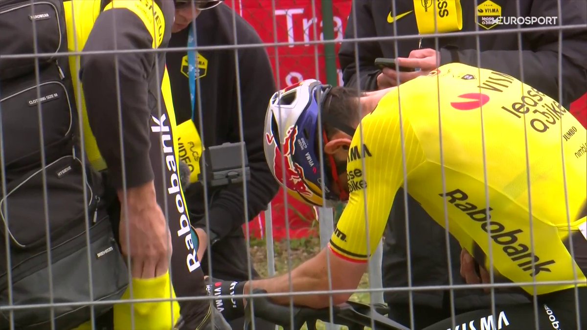 💔 Desconsuelo máximo: hasta Mads Pedersen se acercó a animar a un Van Aert al que se le escapó la carrera en un duro final #DDV26
