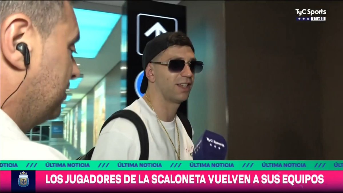 🗣️🇦🇷 Dibu Martínez habló con Fabio Tokman antes de volver a Europa junto a Otamendi, Giuliano, Julián, Musso, Almada y Alexis Mac Allister.