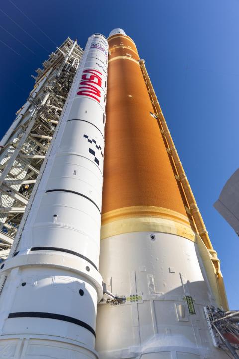 ¿Ya tienes plan para ver el despegue de NASA Artemis II? Acompáñanos hoy, 1 de abril, en nuestra transmisión en vivo aquí en X y en español a las 4:45 p.m. EDT. Si vas a ver el lanzamiento de esta misión histórica en compañía, ¡cuéntanos con quién lo verás!