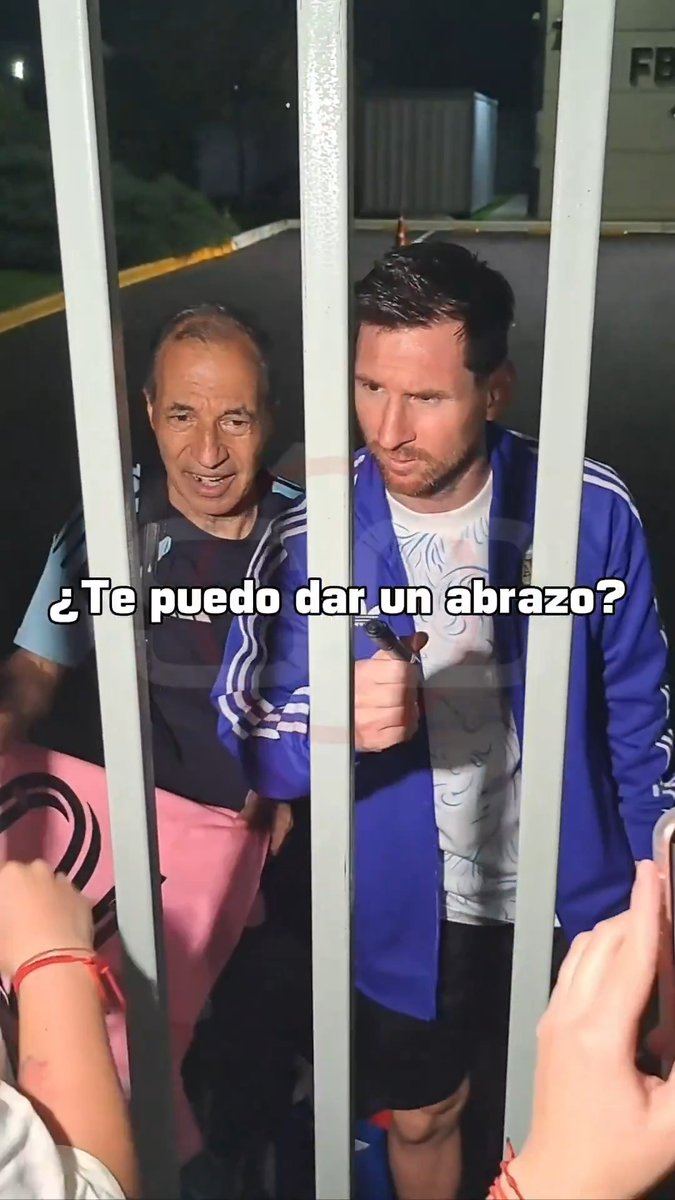 ¿Me firmas Leo? - Ya esta firmada TENES RAZON! Te puedo dar un abrazo? - Y como hacemos?