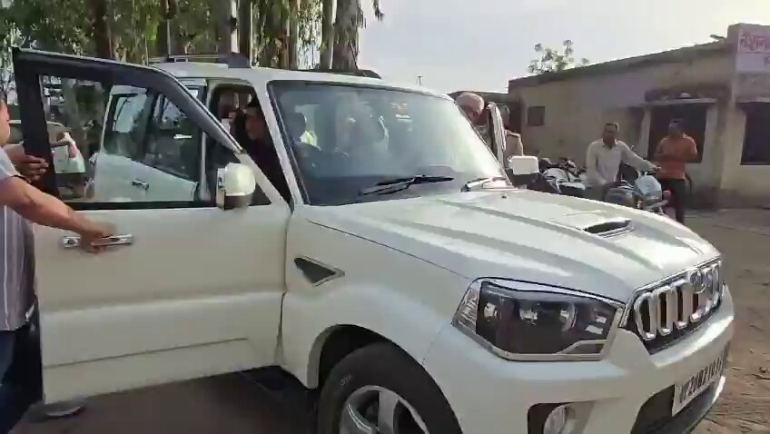 यूपी | जिला बिजनौर में आरा मशीन संचालक तालिब और खालिद पूर्व BJP सांसद भारतेंदु की गाड़ी के आगे लेट गए। सुरक्षाकर्मियों से गोली मारने के लिए कहा। दरअसल, आज आरा मशीन की जांच के लिए सरकारी टीम गई थी। उसी वक्त BJP नेता पहुंच गए। आरोप है कि BJP नेता के इशारे पर ये कार्रवाई हो रही थी। फिलहाल पुलिस ने आरा मशीन चलाने वालों पर FIR कर ली है।
