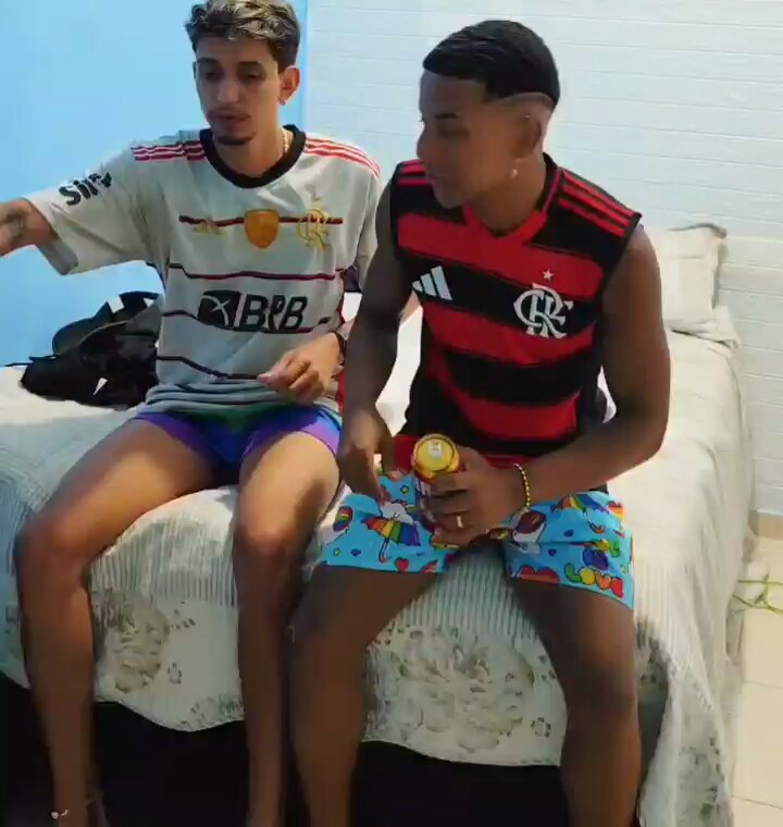 Hoje tem jogo. Bora assistir lá em casa. A gente compra uma cervas e fica zuando. Tá ligado q meu tive q vai ganhar hoje né? Mas vem só tu.