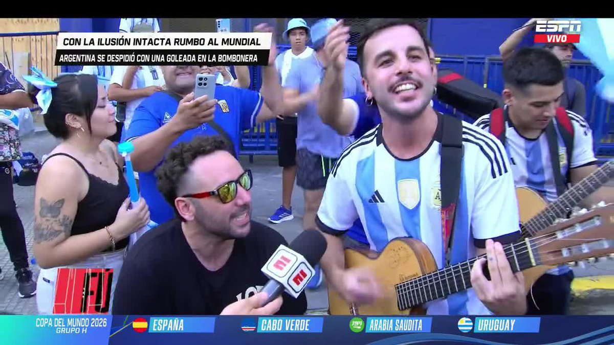 ¿SALE UN NUEVO HIT? En la previa de Argentina vs. Zambia, algunos hinchas llevaron la guitarra para mostrar un cancionero que pegue para el Mundial. ▶️ Mirá #ESPNFútbol3 en el Plan Premium de #DisneyPlus