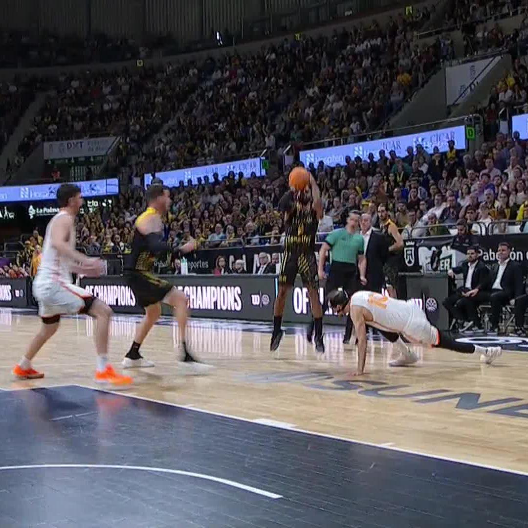 Patty Mills, Rıdvan Öncel'in bileklerini kırıp üçlüğü gönderiyor 🥶