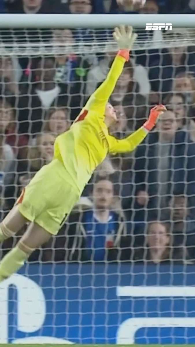 Daphne van Domselaar redt 𝐒𝐏𝐄𝐂𝐓𝐀𝐂𝐔𝐋𝐀𝐈𝐑! 🧤🔥 #UWCL