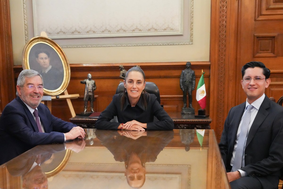 El Doctor Juan Ramón de la Fuente tomó la decisión de dejar el cargo de secretario de Relaciones Exteriores por motivos de salud. Es parte de nuestro proyecto y, cuando termine su rehabilitación, se reincorporará con nosotros en otra tarea. He decidido proponer al Senado de la República al Maestro Roberto Velasco Álvarez como canciller. Roberto nos ha acompañado hasta ahora como subsecretario para América del Norte. Les dejo este video para su información.