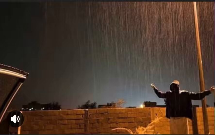 أراقب المطر وهو يغسل الطُرقات فأناجيه، ياربّ وقلبي
